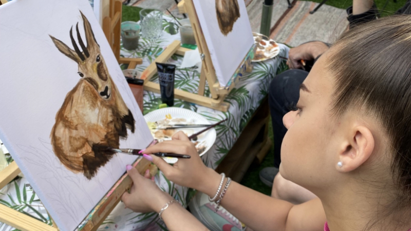 Деца и възрастни рисуват пейзажи от Пирин във възрожденска къща в Банско