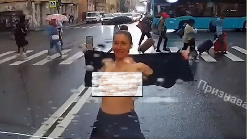 ВИДЕО 18+: Палава сексоложка спира коли на кръстовище по голи гърди