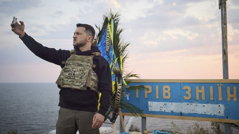 Емблематично! Зеленски посети Змийския остров за 500 дни от началото на руската инвазия ВИДЕО