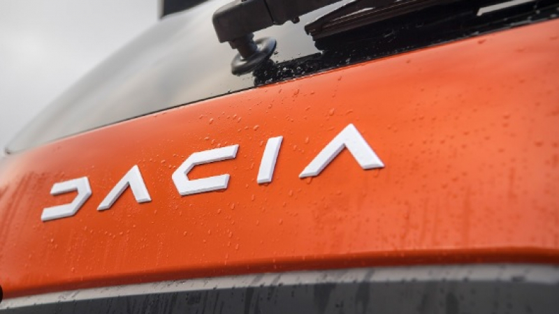 Фотошпиони разсекретиха новия Dacia Duster, има интересни светлини СНИМКИ