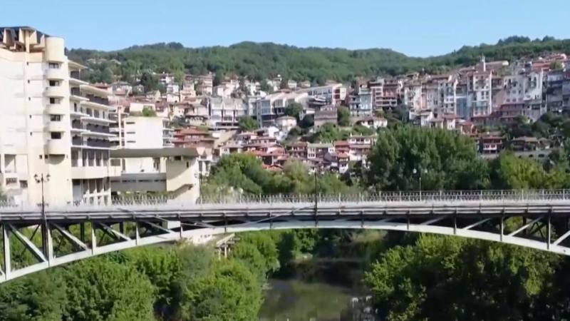 Паника във Велико Търново: Една от емблемите на града се руши ВИДЕО