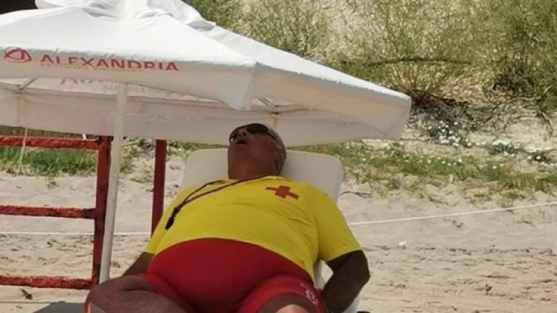 СНИМКА на мъж от спасителен екип на варненски плаж потресе цяла България