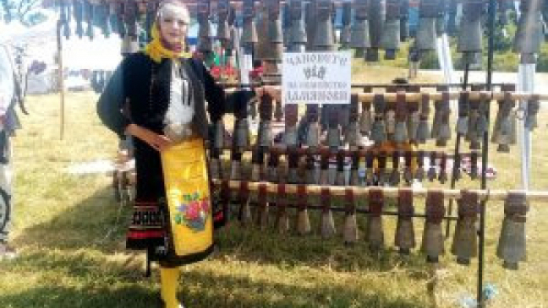 Най-красивата митничарка в България остави всички без ума и дума с уникална носия на Църногорския събор 