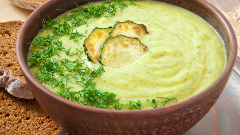 Хит рецепта за лятото: Бърза апетитна супа от тиквички