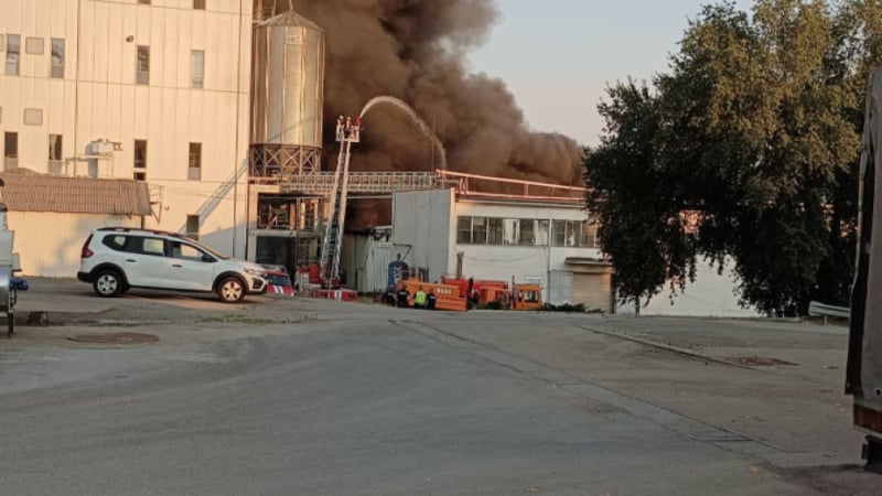 Извънредно: Пожар избухна в един от най-големите заводи в България СНИМКА