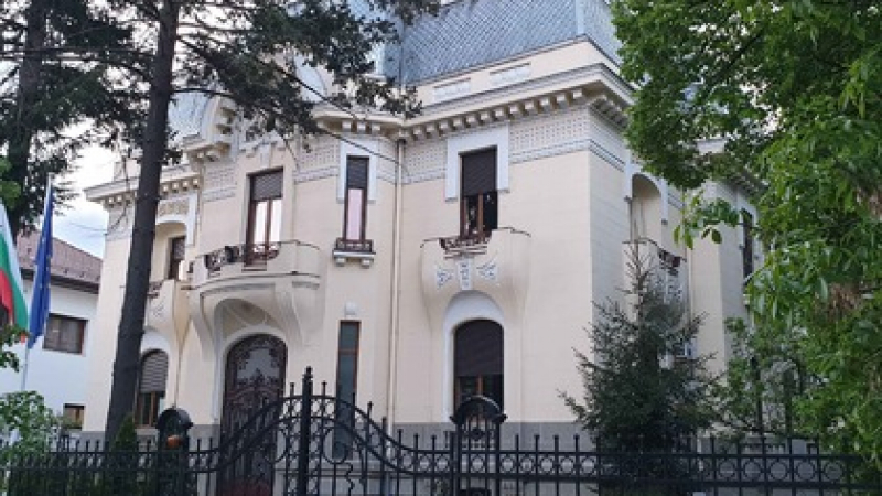 Извънредна ситуация в Букурещ, затвориха българското посолство заради...