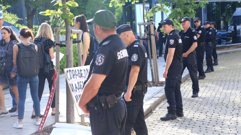 Внимание, полицаи блокират центъра на София