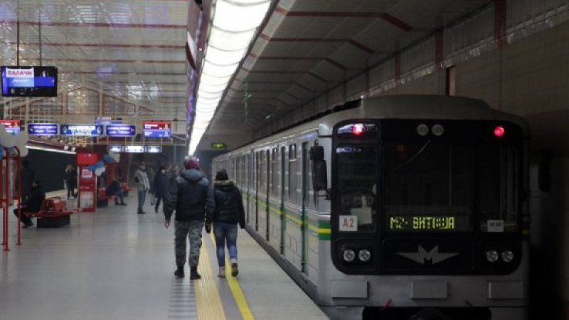 Момиче опита да се самоубие на релсите в софийското метро, полицай го спаси