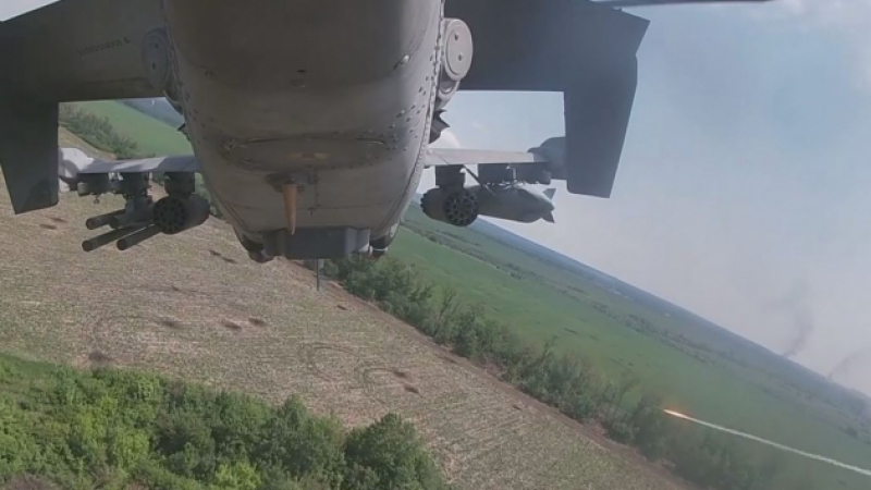 ВИДЕО от войната: Боен хеликоптер се измъкна майсторски от ракета 