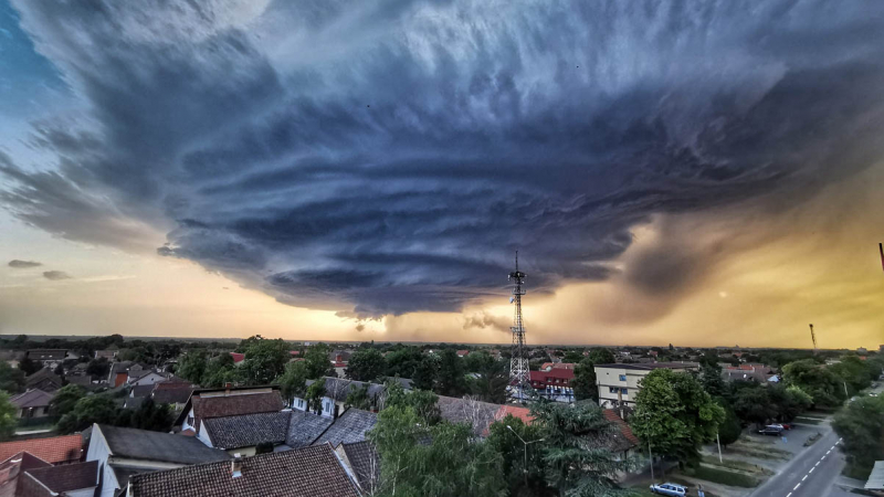Историческа суперклетъчна буря помля Европа, стигна до Черно море и... Апокалиптични СНИМКИ