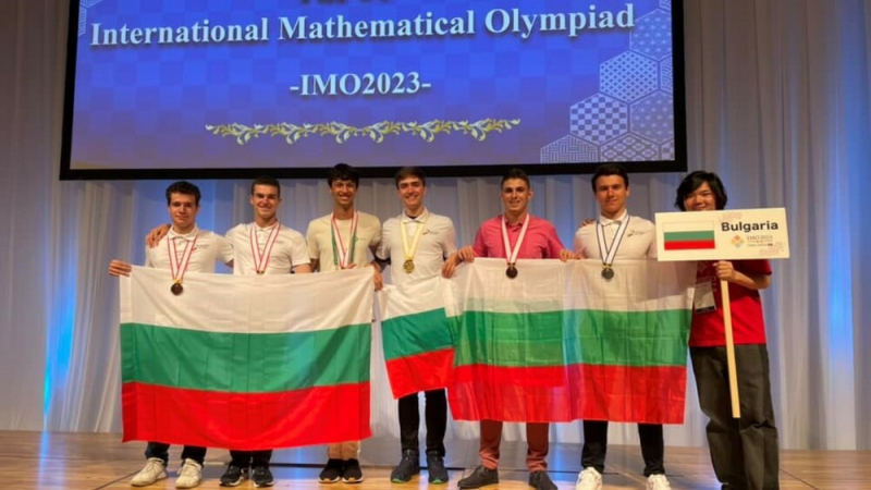 Български ученици спечелиха куп медали на олимпиадата по математика в Япония