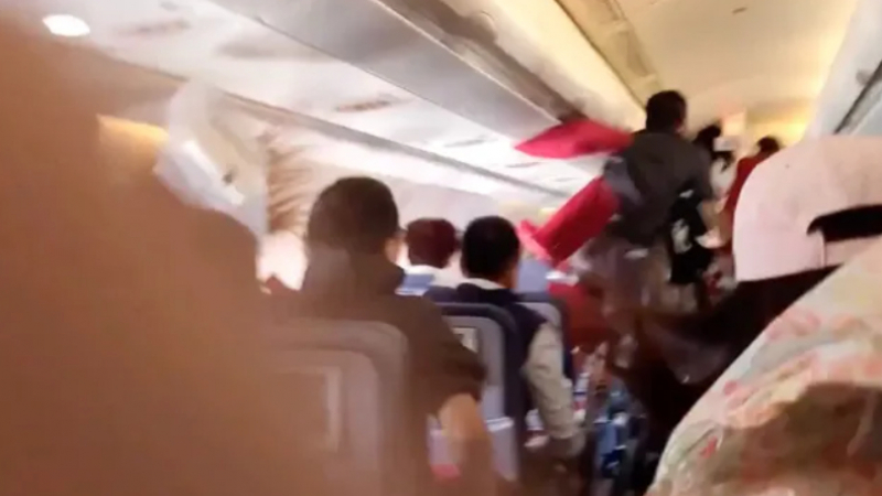 Мощна турбуленция залепи екипажа на самолет за тавана ВИДЕО 