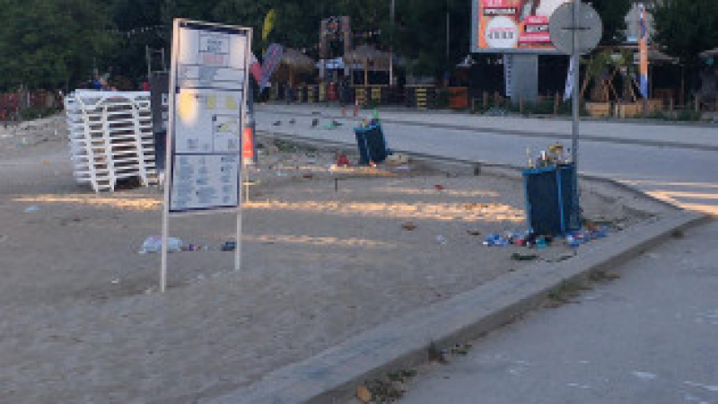 СНИМКИ показват невиждана мизерия на Варненския плаж 