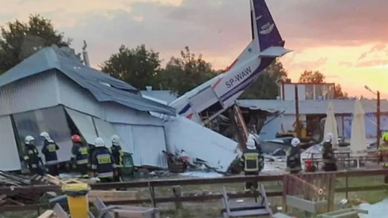 Самолет се разби в хангар в Полша, има загинали ВИДЕО