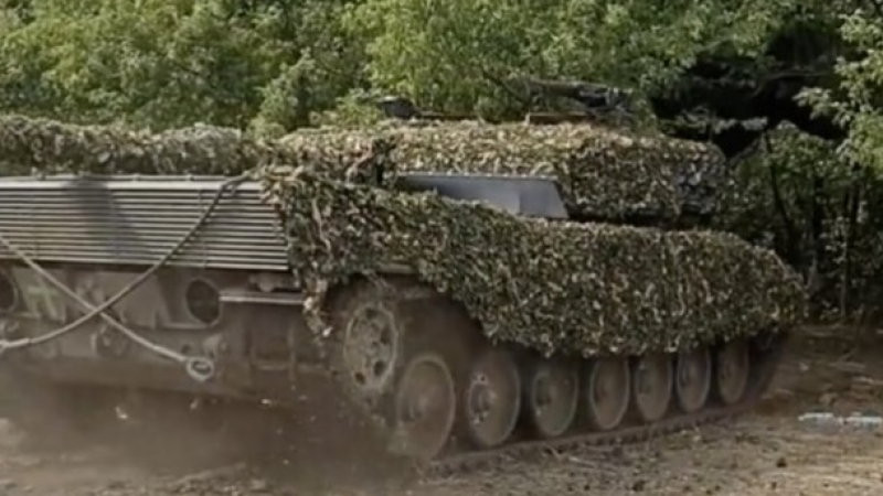 ВСУ показа Leopard 2 със специален камуфлаж и допълнителна защита ВИДЕО