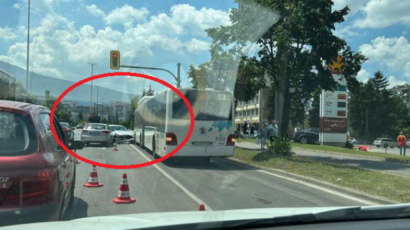 Извънредно в БЛИЦ! Тежка катастрофа между 3 коли и автобус в "Дианабад" в София СНИМКА