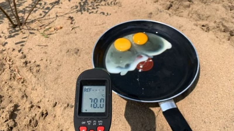 Румънец метна тиган на пясъка и си изпържи яйца на слънцето СНИМКИ