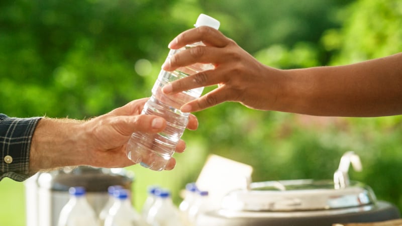 Нашенец реши да си купи вода в Несебър и едва не му прилоша от цената СНИМКА