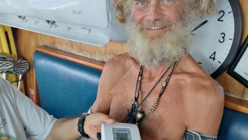 Уникален случай: Спасиха моряк след 3 месеца бедстване в океана СНИМКИ