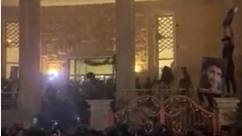 Протестиращи превзеха и подпалиха шведското посолство в Багдад ВИДЕО
