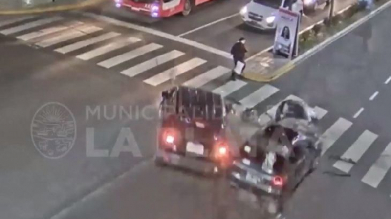 Шокиращо ВИДЕО: Жена се озовава между две катастрофиращи коли