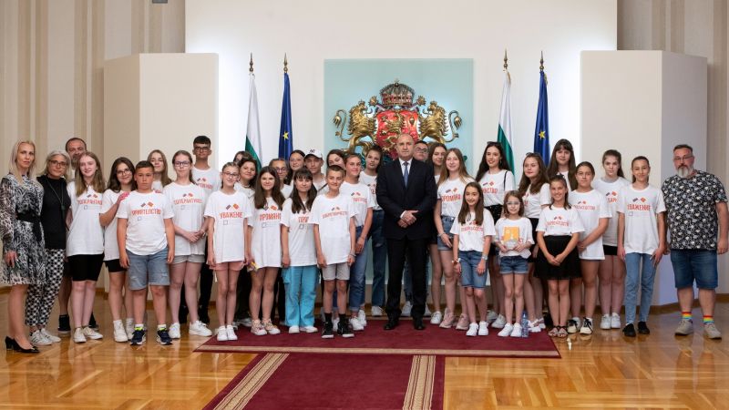 Нов скандал в Македония! Разследват срещи на деца с Румен Радев и Симеон II 