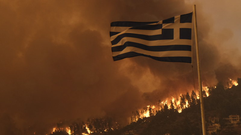 Времето на Балканите полудя: Невиждани горещини, унищожителни пожари и едри градушки