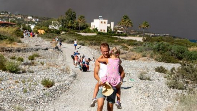 Апокалипсис на Родос: Огънят стигна до хотелите, евакуираха 30 000 души посред нощ ВИДЕО