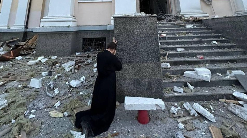 Reuters: Поредна руска атака с 5 вида ракети, ударена е най-голямата църква в Одеса СНИМКИ