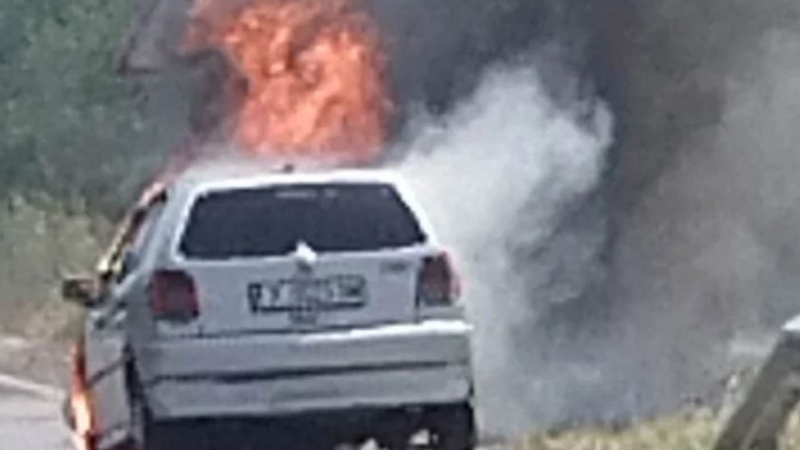 Кола с две деца се запали край Хасково, само бременна се притече на помощ СНИМКА