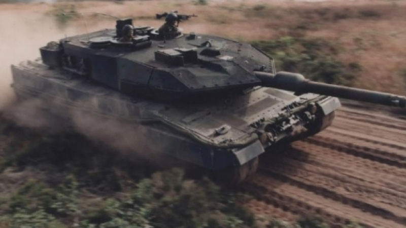 ВИДЕО от войната: Показаха как дрон "Ланцет" унищожава танк "Леопард" на ВСУ