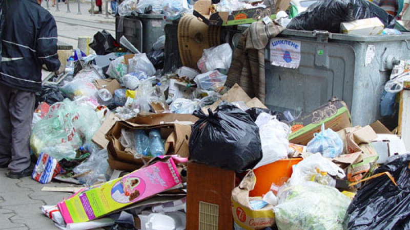 Смразяваща находка в Русе, труп изпадна при изсипването на боклук