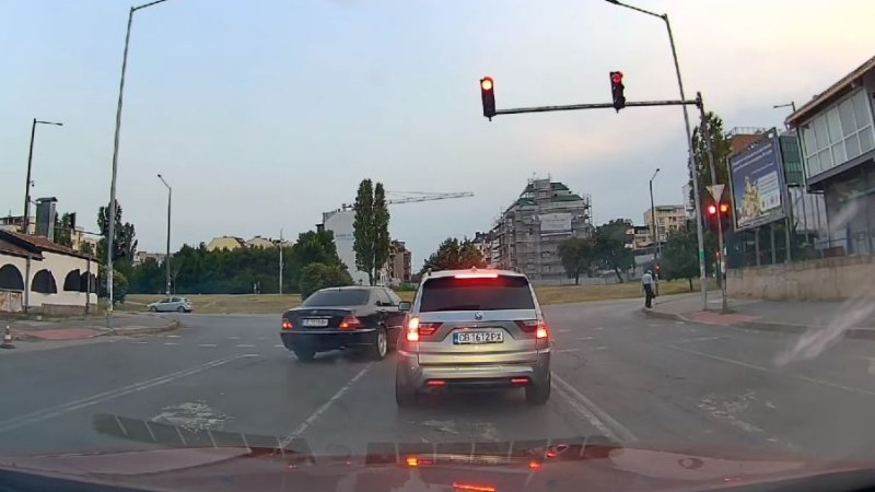 Олигофрен: Шофьор направи три нарушения за броени секунди на светофар в София ВИДЕО