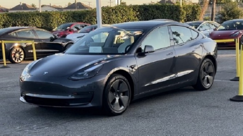 Мъж си купи нова електрическа кола Tesla само за $13 620, ето как го направи