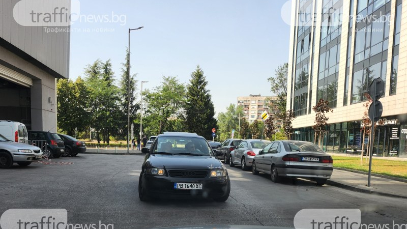 В насрещното, обижда и показва среден пръст: Джигит спретна грозна сцена в Пловдив