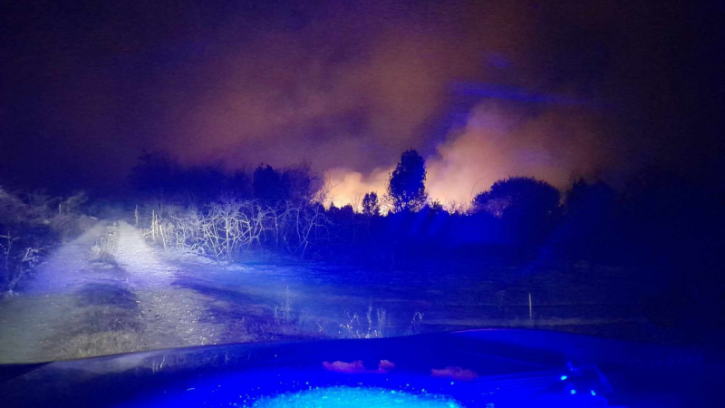 Безсънна нощ в Пазарджишко! Пожарникари спасиха две села, зрелищни СНИМКИ