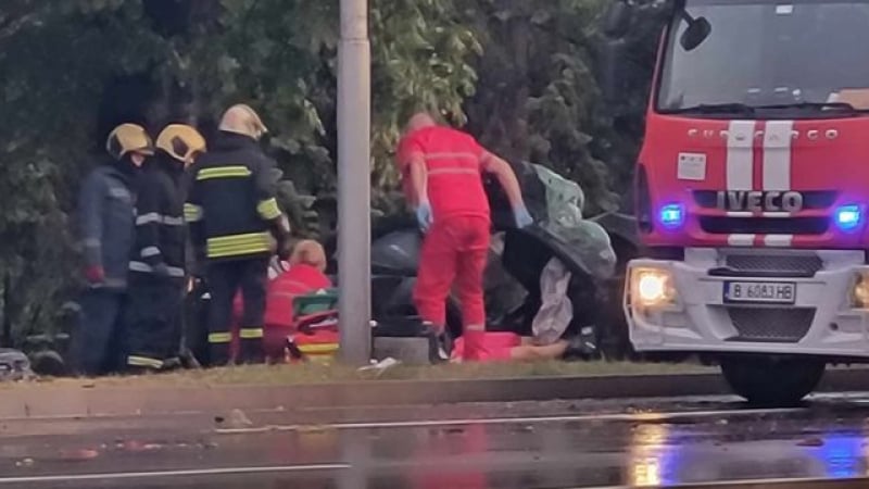 Ужас във Варна: Пожарникари режат ламарини на смачкано украинско "Порше" СНИМКИ