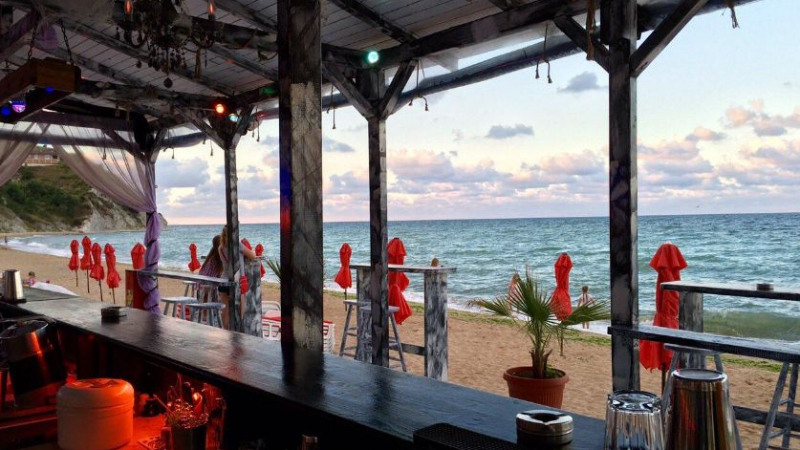 Скандално! Хитов плажен бар в Созопол цака клиенти с подла схема КАСОВА БЕЛЕЖКА