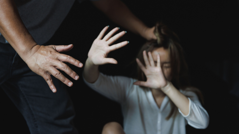 Поредна жестокост: Млад мъж смаза от бой съпругата си в Шумен 