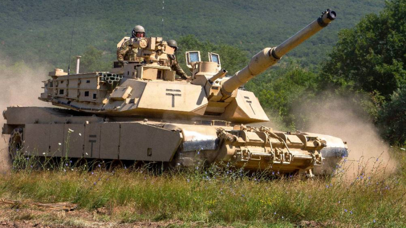 Защо САЩ доставят на Киев танкове M1 Abrams без уранова броня