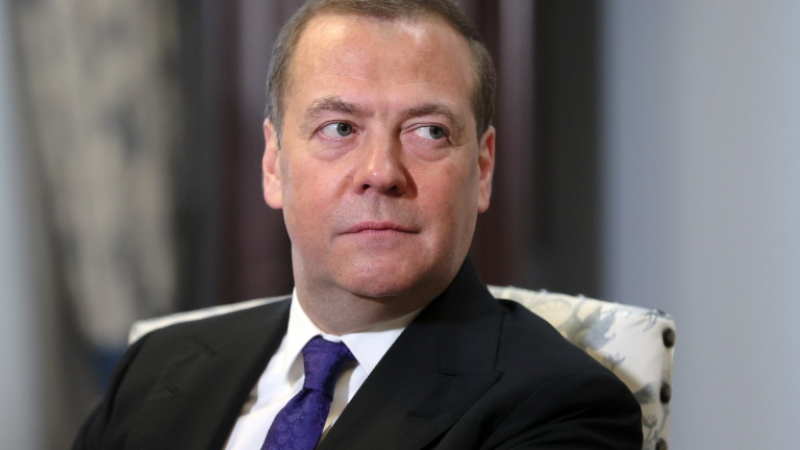 Медведев призова европейците „да не си играят със самолетчета в пясъчника си“