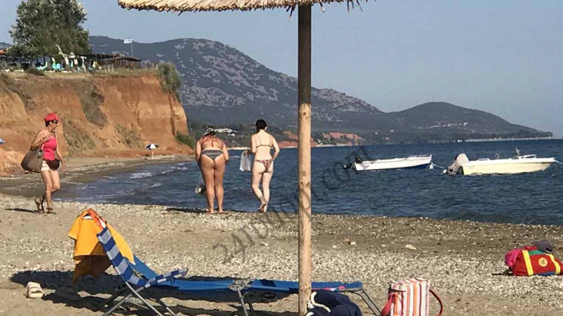 Всички говорят за две надупени млади жени по бански на каменист плаж в Гърция СНИМКИ 18+