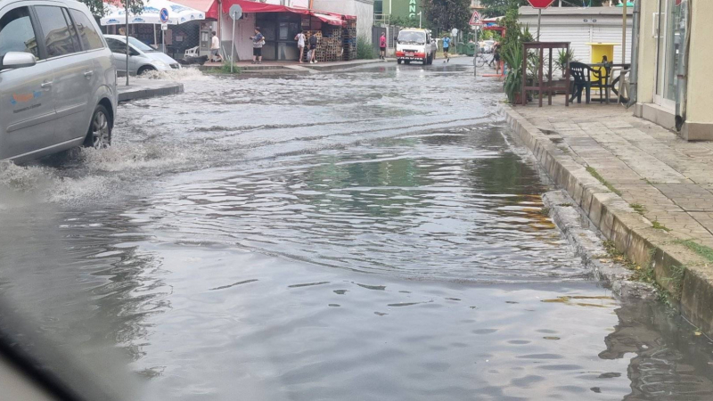 Слънчев бряг под вода, летовниците в паника ВИДЕО 