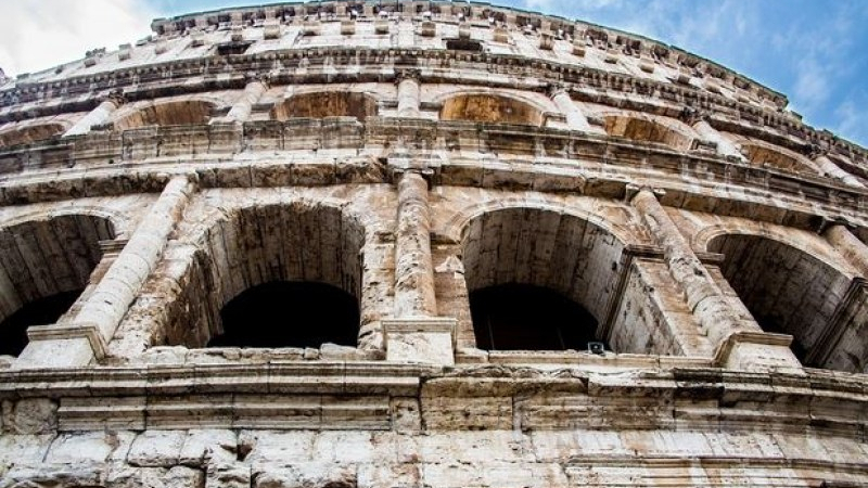 Нашенци ошашавиха туристи от цял свят с невиждана дивотия пред Колизеума ВИДЕО 