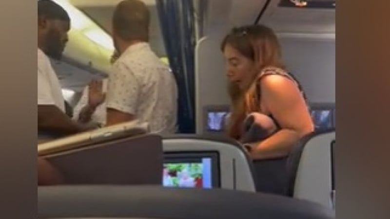 Всякакви луди: Жена изтеряса заради този акт на чернокож в самолет ВИДЕО