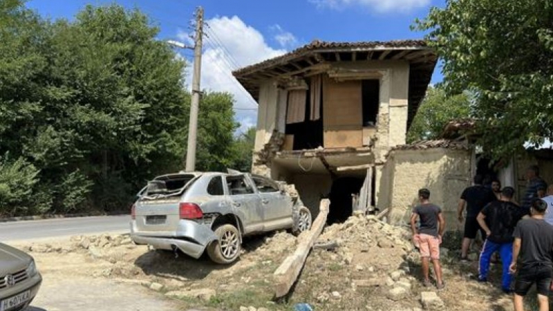 Тежък инцидент: Фиркан шофьор с Порше се заби в къща край Шуменско СНИМКА