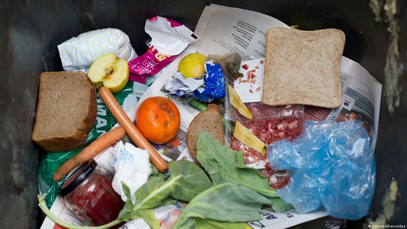 Потрес! Изхвърляме 600 хиляди тона храна на боклука за една година