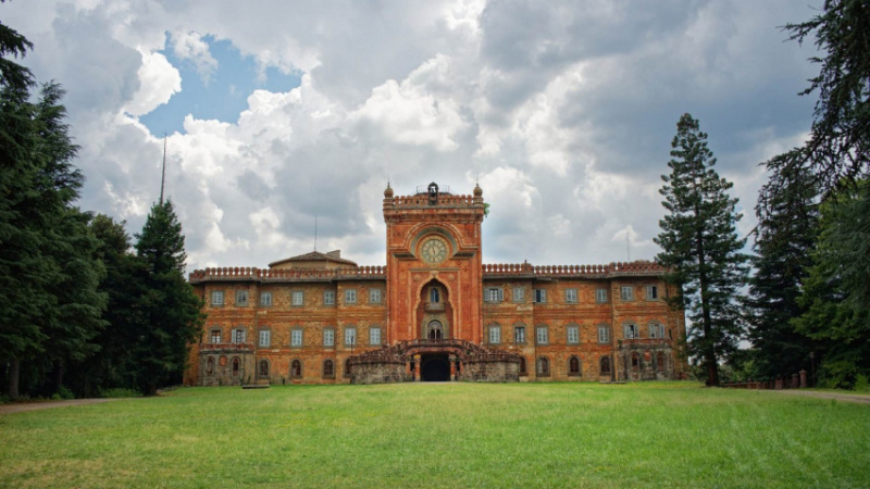 Днес напълно изоставен: Вижте екстравагантния дворец в сърцето на Тоскана с 365 различни стаи