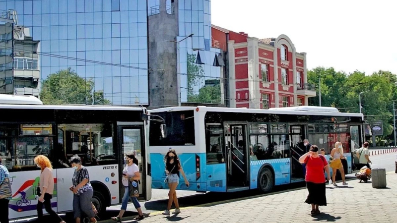 Пловдивчанка се качи на автобуса и избесня: Навън е 38 градуса, а вътре...