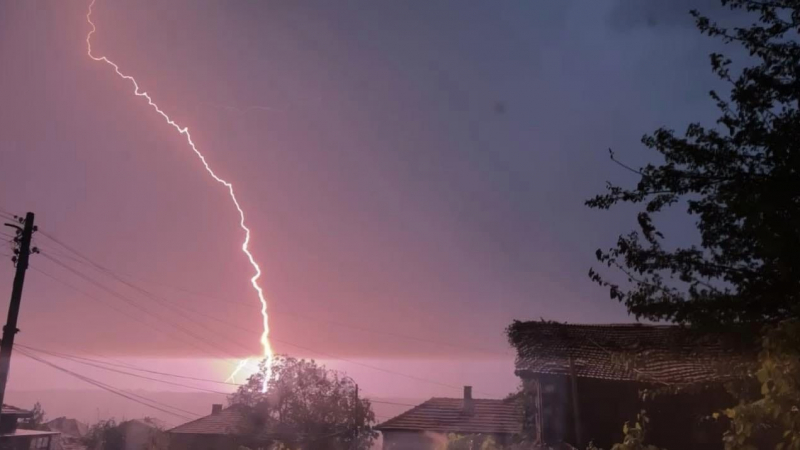 Meteo Balkans: Силна буря удря тези райони на България СНИМКИ